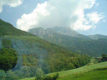 Alperna i Schweiz genom tågfönstret